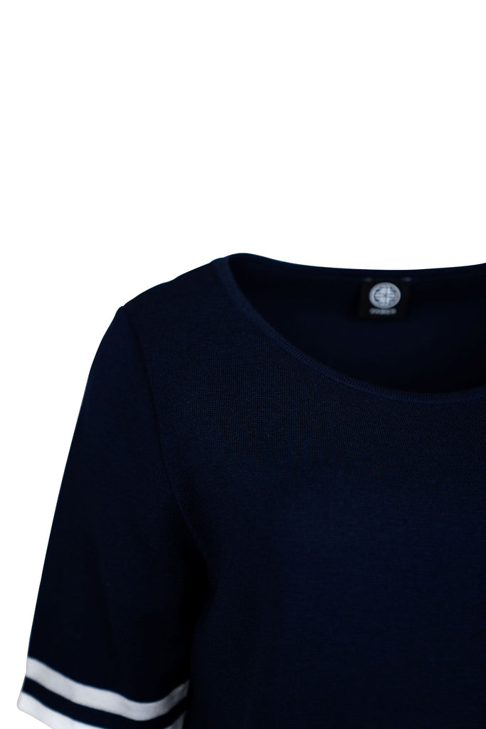 Detailansicht Schulter - Dunkelblaues Damen-Strickshirt mit Rundhalsausschnitt, halblangen Ärmeln und weißen Doppelstreifen an Ärmelsäumen sowie am Saum.