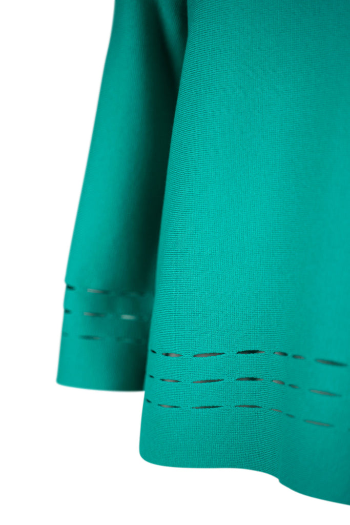 Detailansicht Strick - Damenpullover in leuchtendem Jade mit Rundhalsausschnitt und langen Ärmeln. Der Feinstrick zeigt ein dezentes Lochmuster in vertikaler Linie – modisch und luftig zugleich.