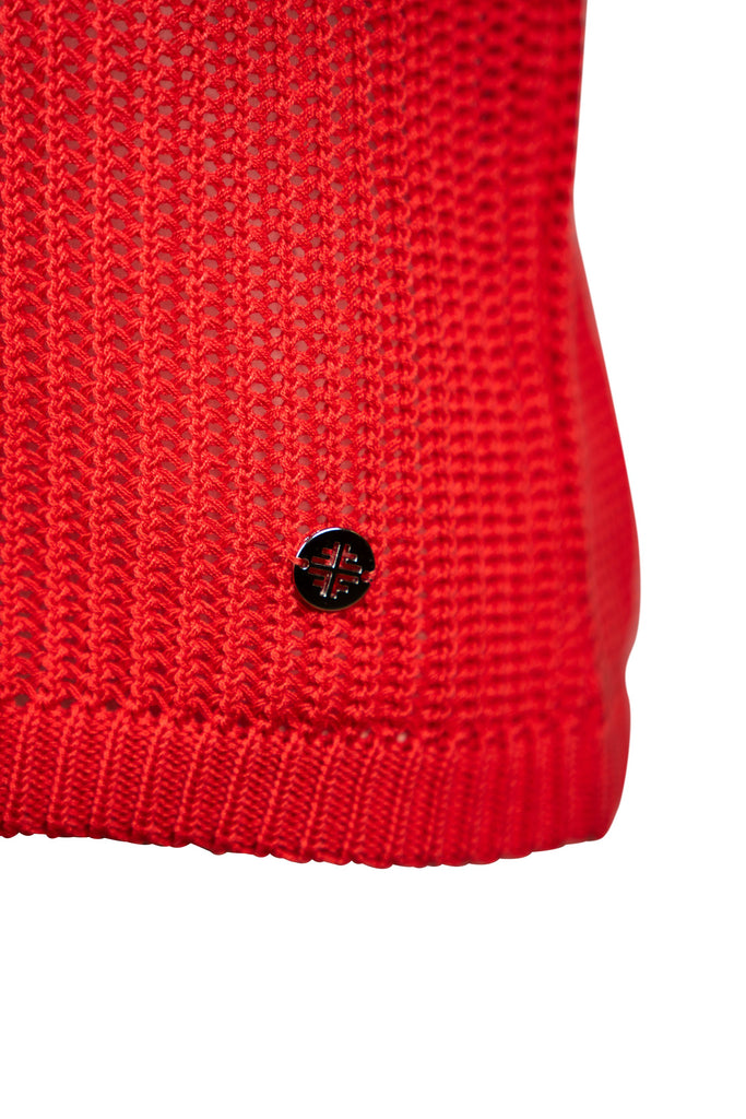 Detailansicht Button - Rotes, grob gestricktes Damen-Poloshirt mit kurzen Ärmeln und tiefem V-Ausschnitt. Das luftige Material sorgt für eine transparente Optik, ideal für sommerliche Outfits. Der klassische Polokragen verleiht dem Look sportliche Eleganz.