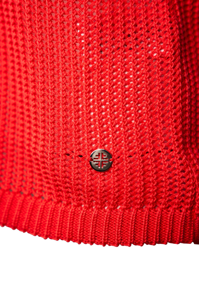 Detailansicht Button - Rotes, locker gestricktes Damen-Shirt mit tiefem V-Ausschnitt und überschnittenen kurzen Ärmeln. Das offene Maschenbild verleiht transparente Optik und sorgt für luftigen Tragekomfort an warmen Tagen.