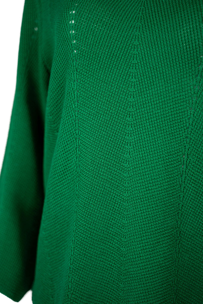 Detailansicht Strick - Damenpullover in Grün mit Rundhalsausschnitt und langen Ärmeln. Der Feinstrick zeigt ein dezentes Lochmuster in vertikaler Linie – modisch und luftig zugleich.