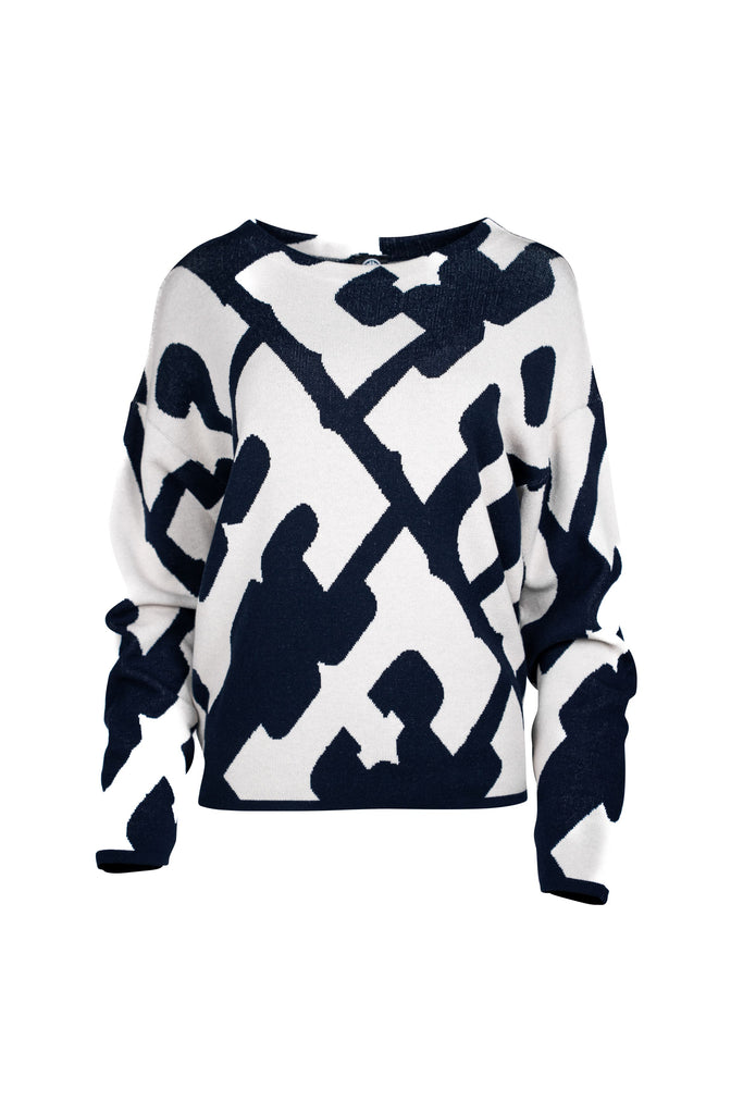 Ein gestrickter Pullover mit abstraktem, kontrastreich dunkelblauem und weißem Muster. Die Grundfarbe ist Weiß, das Muster besteht aus großen, unregelmäßigen dunkelblauen Formen. Der Pullover hat einen Rundhalsausschnitt, lange Ärmel und eine lockere Passform.