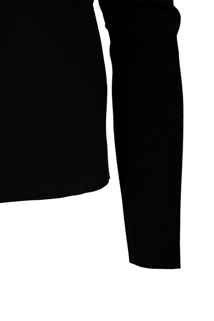 Detailansicht - Schwarzer Strickpullover mit Turtleneck und langen Ärmeln. Die Vorderseite ist mittig mit einer dezenten, glänzenden Ziernaht mit Glitzer versehen – ein eleganter Basic-Style mit modischem Akzent.