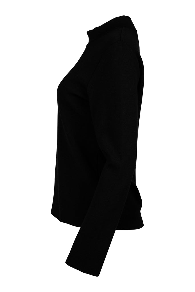 Seitenansicht - Schwarzer Strickpullover mit Turtleneck und langen Ärmeln. Die Vorderseite ist mittig mit einer dezenten, glänzenden Ziernaht mit Glitzer versehen – ein eleganter Basic-Style mit modischem Akzent.