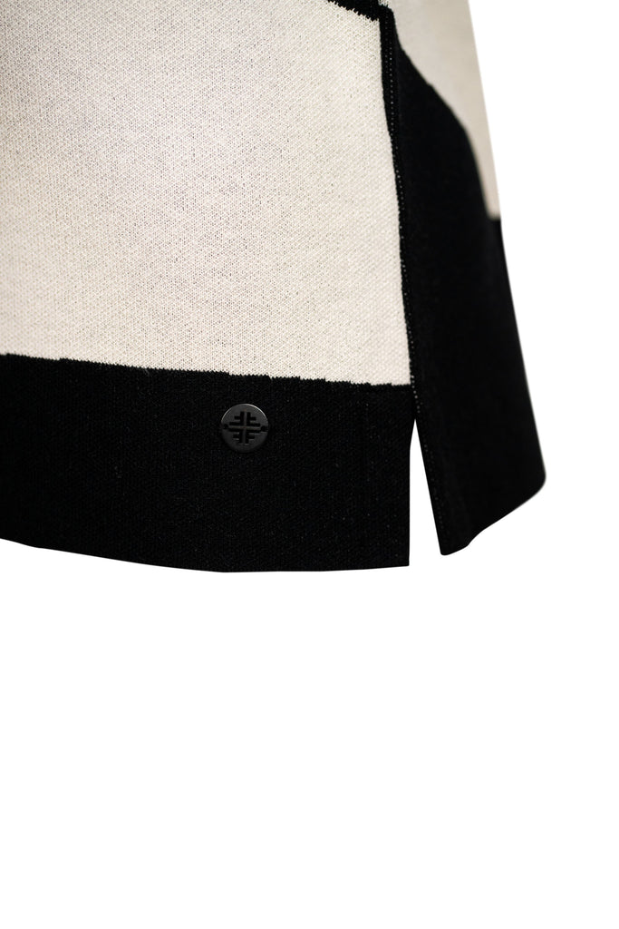 Detailansicht Faber-Button unten -Strickpullover in Schwarz und Off-White mit breiten, diagonalen Blockstreifen. Der Rundhalsausschnitt und der gerade Schnitt verleihen dem Design eine moderne, grafische Optik für stilvolle Casual-Looks.
