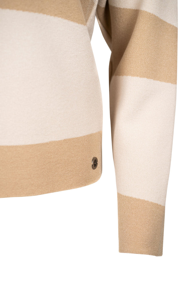 Detailansicht Ärmel - Weicher Feinstrickpullover mit lockerem Rollkragen in Beige- und Cameltönen. Breite, geschwungene Streifen sorgen für einen modernen, femininen Look mit grafischem Akzent.