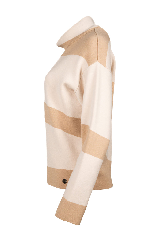 Seitenansicht - Weicher Feinstrickpullover mit lockerem Rollkragen in Beige- und Cameltönen. Breite, geschwungene Streifen sorgen für einen modernen, femininen Look mit grafischem Akzent.