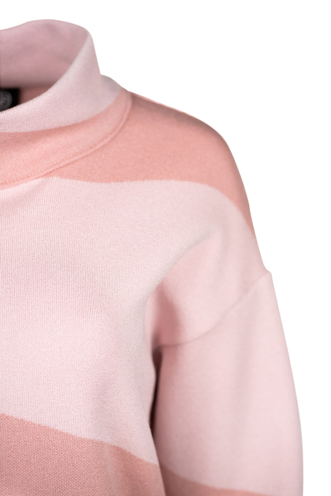 Detailansicht Schulter - Weicher Feinstrickpullover mit lockerem Rollkragen in Rosa- und Apricottönen. Breite, geschwungene Streifen sorgen für einen modernen, femininen Look mit grafischem Akzent.