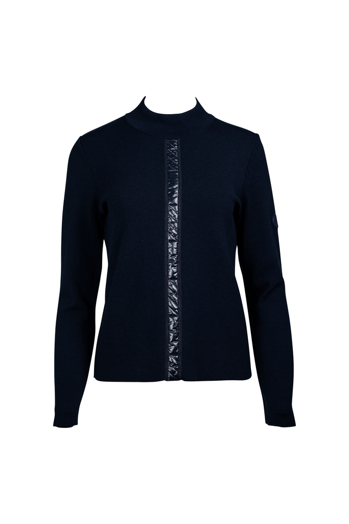 Dunkelblauer Damenpullover mit Stehkragen und langer Arm. Auf der Vorderseite verläuft mittig eine glänzende, dunkelblaue Zierleiste als dekoratives Element. Der Pullover ist schlicht geschnitten und figurbetont.