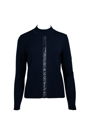 Dunkelblauer Damenpullover mit Stehkragen und langer Arm. Auf der Vorderseite verläuft mittig eine glänzende, dunkelblaue Zierleiste als dekoratives Element. Der Pullover ist schlicht geschnitten und figurbetont.