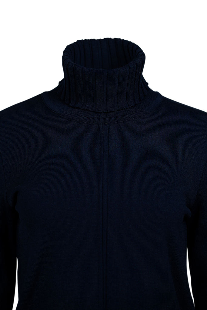 Detailansicht Kragen - Dunkelblauer Feinstrickpullover mit Rollkragen und langen Ärmeln. Vertikale Rippstrukturen an Saum, Kragen und Ärmeln sorgen für eine schlanke Silhouette und klassischen Chic.