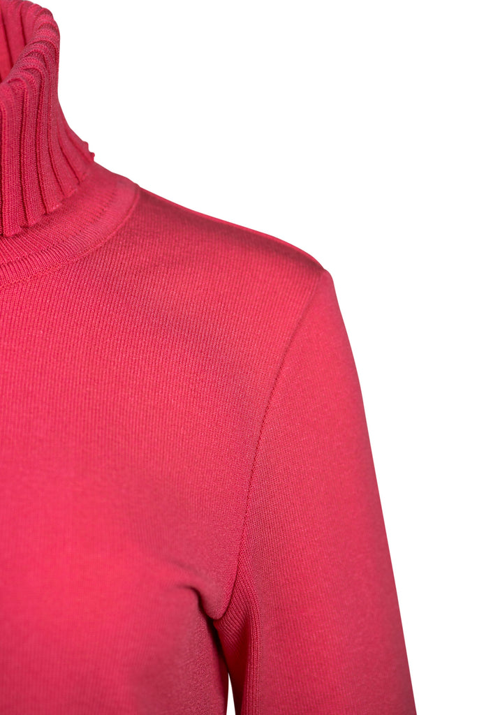 Detailansicht Schulter - Feinstrickpullover in Neonpink mit Rollkragen und langen Ärmeln. Vertikale Rippstrukturen an Saum, Kragen und Ärmeln sorgen für eine schlanke Silhouette und klassischen Chic.