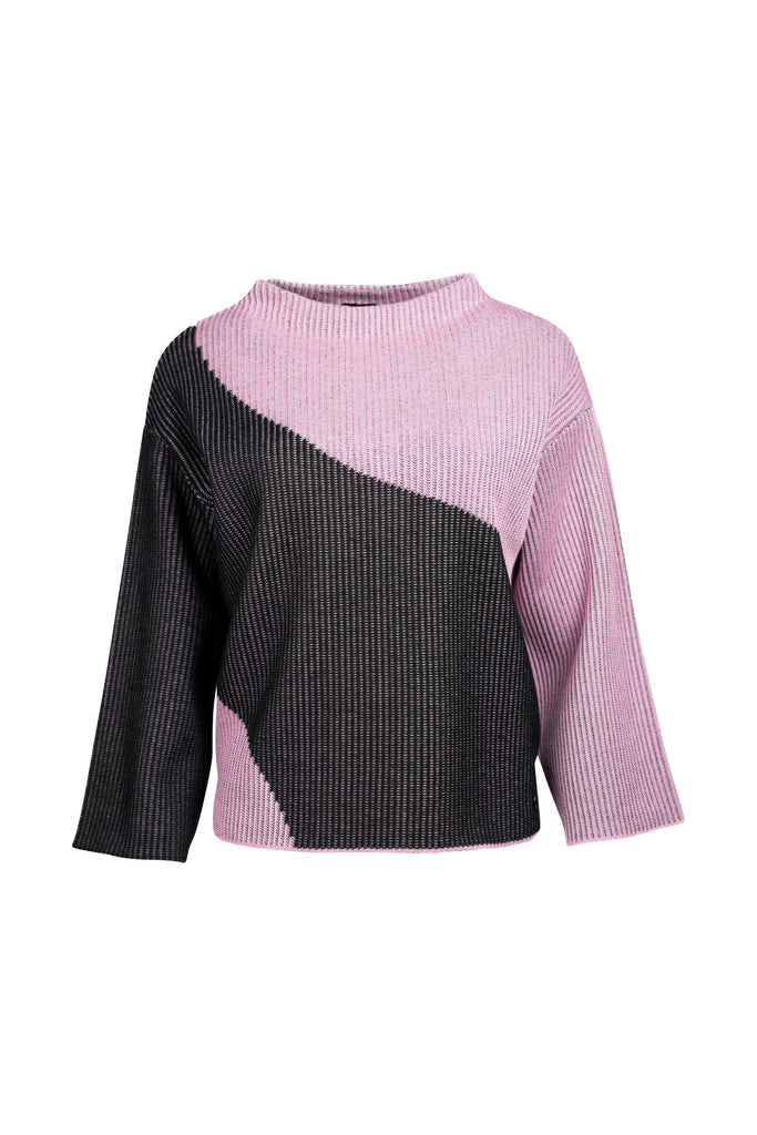 Ein gestrickter Pullover mit asymmetrischem Design. Die linke Seite ist überwiegend schwarz, während die rechte Seite in einem zarten Rosa gehalten ist. Die Farben treffen sich in einer geschwungenen Linie über der Brust. Der Pullover hat lange, gerade Ärmel und einen hohen Rundhalsausschnitt.