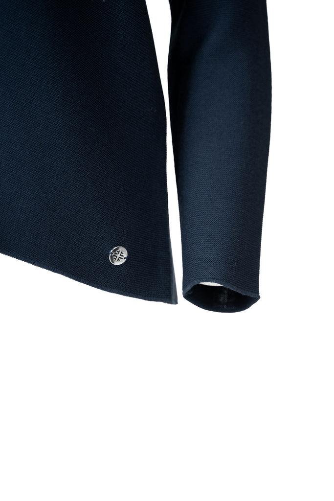 Detailansicht Ärmel - Dunkelblaue, kragenlose Damen-Strickjacke mit offenem Frontschnitt und langen Ärmeln.