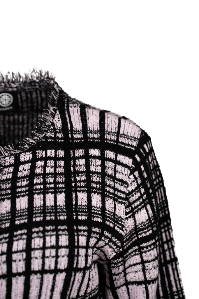 Detailansicht - Klassische Bouclé-Jacke in Rosé mit schwarzem Karomuster, durchgehender Knopfleiste und dekorativen Fransenabschlüssen an Kragen, Saum und Ärmeln. Zwei kleine Pattentaschen auf Hüfthöhe unterstreichen den eleganten Look im Chanel-Stil.