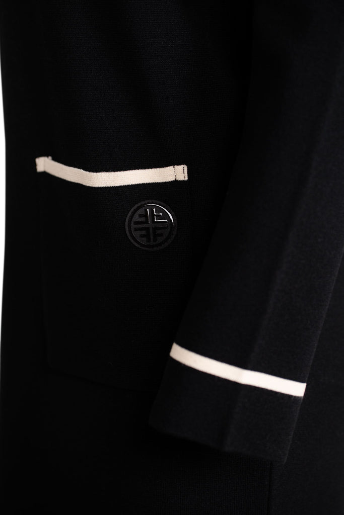 Nahaufnahme der Tasche auf dem Kleid mit Logopatch.