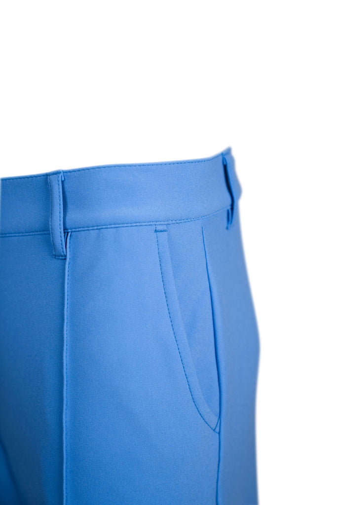 Detailansicht Bund - Damenhose in leuchtendem Himmelblau mit weitem Bein und Bügelfalte. Die Hose verfügt über Gürtelschlaufen, seitliche Eingrifftaschen und einen Frontverschluss mit Knopf und Reißverschluss. Das Design ist elegant und modern – ideal für Büro oder Freizeit.
