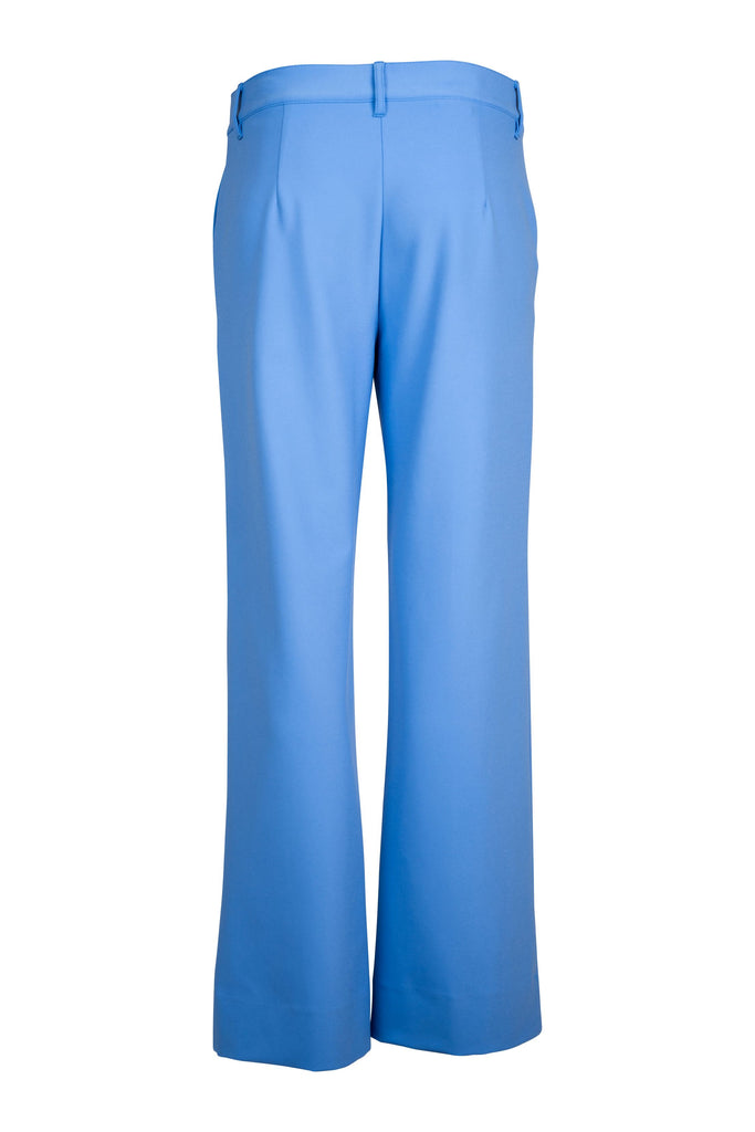 Rückansicht - Damenhose in leuchtendem Himmelblau mit weitem Bein und Bügelfalte. Die Hose verfügt über Gürtelschlaufen, seitliche Eingrifftaschen und einen Frontverschluss mit Knopf und Reißverschluss. Das Design ist elegant und modern – ideal für Büro oder Freizeit.