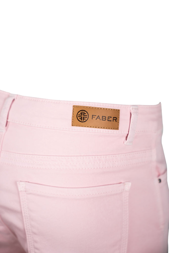 Detailansicht Rückseite - Rosa Damenhose im Slim-Fit mit fünf Taschen, Gürtelschlaufen sowie Knopf- und Reißverschluss.