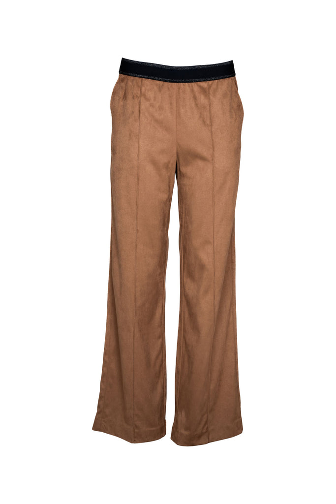 Braune Damenhose mit weitem Bein und dezentem Glanz. Die Hose hat einen elastischen, schwarzen Bund und sichtbare Bügelfalten auf der Vorderseite. Der Schnitt ist locker und elegant – geeignet für einen entspannten, aber stilvollen Look.