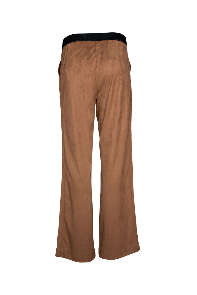 Rückansicht: Braune Damenhose mit weitem Bein und dezentem Glanz. Die Hose hat einen elastischen, schwarzen Bund und sichtbare Bügelfalten auf der Vorderseite. Der Schnitt ist locker und elegant – geeignet für einen entspannten, aber stilvollen Look.