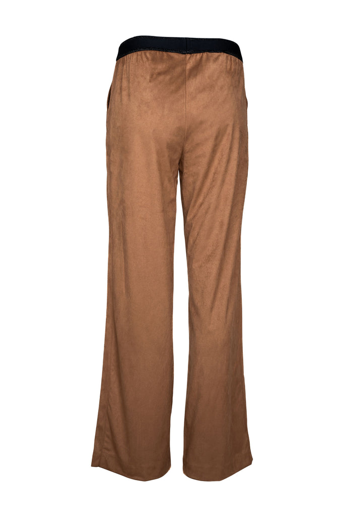 Rückansicht: Braune Damenhose mit weitem Bein und dezentem Glanz. Die Hose hat einen elastischen, schwarzen Bund und sichtbare Bügelfalten auf der Vorderseite. Der Schnitt ist locker und elegant – geeignet für einen entspannten, aber stilvollen Look.