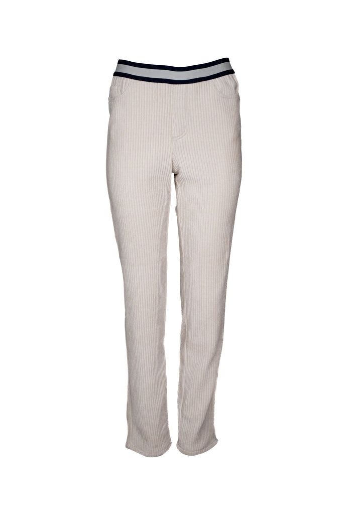 Beigefarbene Damen-Cordhose mit schmalem, geradem Bein und elastischem Bund. Der Bund ist in Weiß und Dunkelblau abgesetzt und erinnert an sportliche Streifen. Die Hose hat eine feine Rippenstruktur typisch für Cordstoff und wirkt bequem sowie lässig.