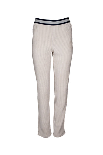Beigefarbene Damen-Cordhose mit schmalem, geradem Bein und elastischem Bund. Der Bund ist in Weiß und Dunkelblau abgesetzt und erinnert an sportliche Streifen. Die Hose hat eine feine Rippenstruktur typisch für Cordstoff und wirkt bequem sowie lässig.