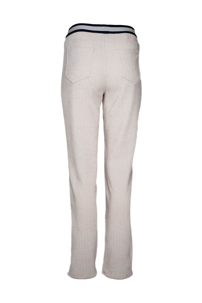 Rückansicht: Beigefarbene Damen-Cordhose mit schmalem, geradem Bein und elastischem Bund. Der Bund ist in Weiß und Dunkelblau abgesetzt und erinnert an sportliche Streifen. Die Hose hat eine feine Rippenstruktur typisch für Cordstoff und wirkt bequem sowie lässig.