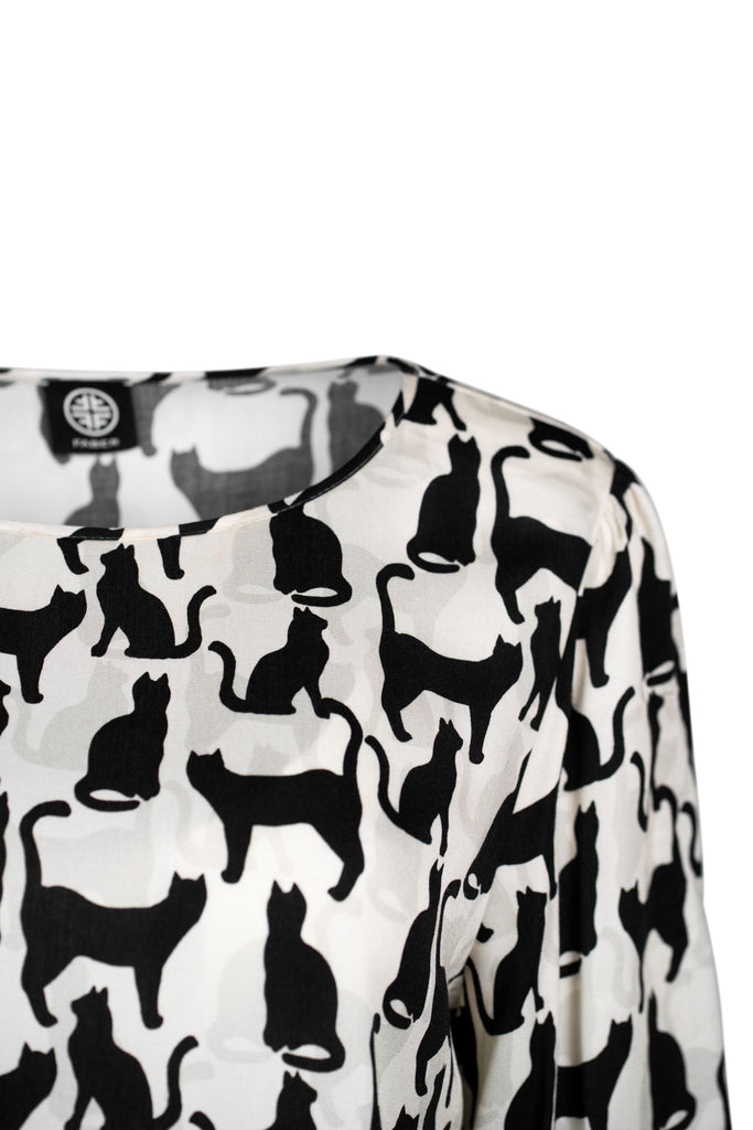 Detailansicht des Drucks - Langärmlige Bluse in Creme mit verspieltem schwarzen Katzen-Allover-Print. Der lockere Schnitt mit Rundhalsausschnitt und elastischen Ärmelbündchen sorgt für einen modisch-leichten Look mit Charakter.