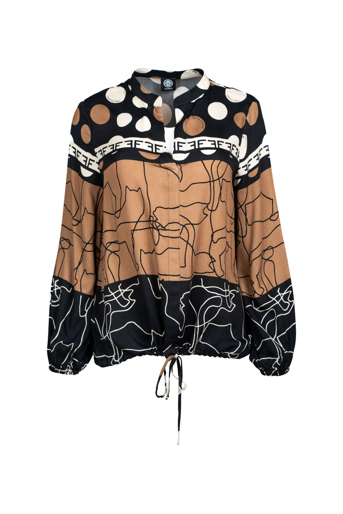Langärmlige Bluse mit vielfältigem Mustermix in Schwarz, Braun und Weiß. Die Bluse kombiniert Punkte, Linienzeichnungen und grafische Elemente, hat einen kleinen Stehkragen, V-Ausschnitt sowie einen Tunnelzug am Saum für variablen Sitz.