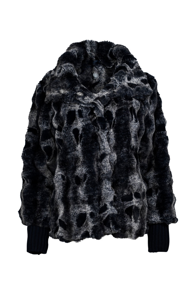 Weiche Jacke aus gemustertem Kunstfell in edlen Grau- und Schwarztönen, mit hohem Stehkragen und Ärmelbündchen aus dunkelblauem Rippstrick. Ideal für einen eleganten, wärmenden Look in der kalten Jahreszeit.