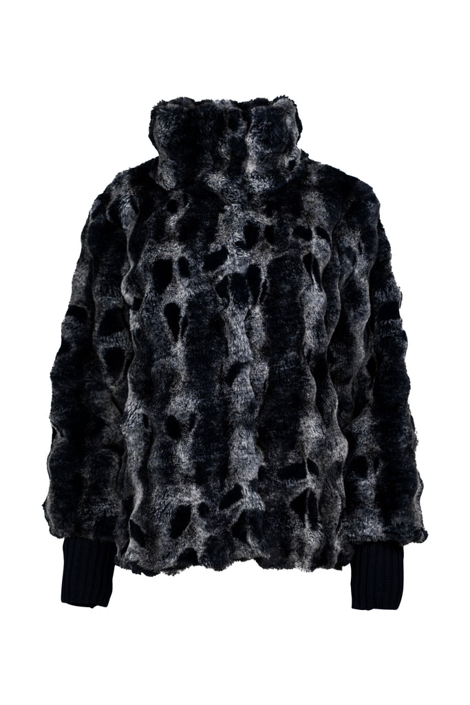 Weiche Jacke aus gemustertem Kunstfell in edlen Grau- und Schwarztönen, mit hohem Stehkragen und Ärmelbündchen aus dunkelblauem Rippstrick. Ideal für einen eleganten, wärmenden Look in der kalten Jahreszeit.