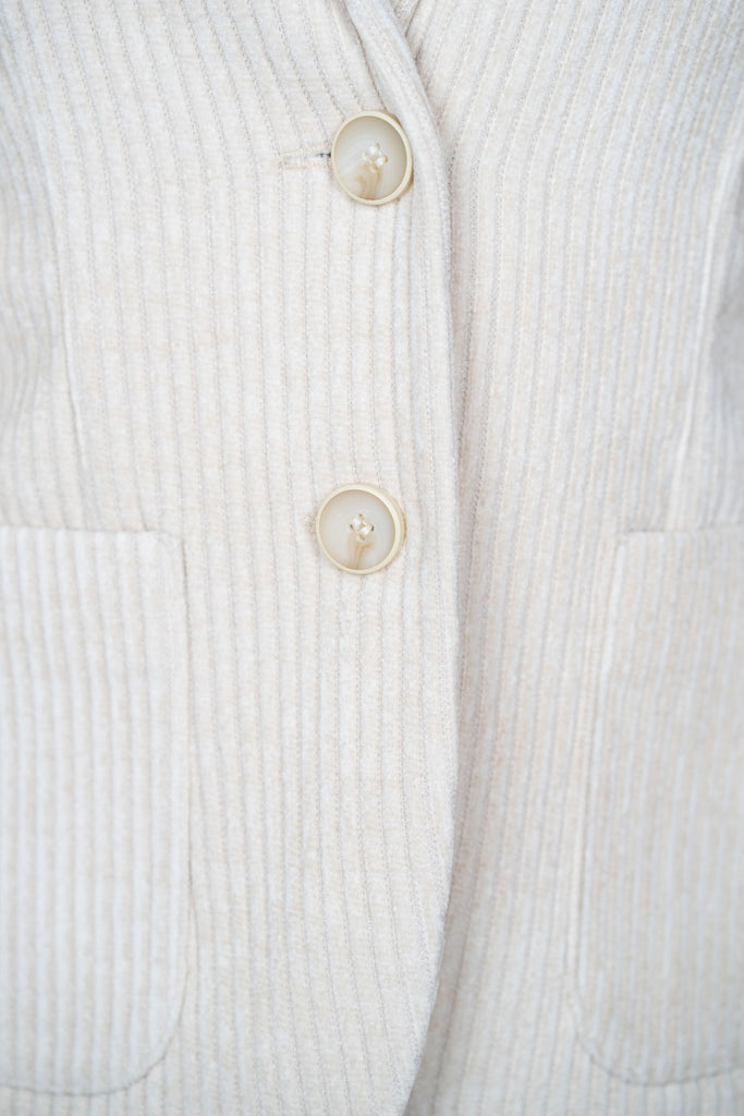 Detailansicht der Knöpfe, die Ton in Ton zum Blazer sind.