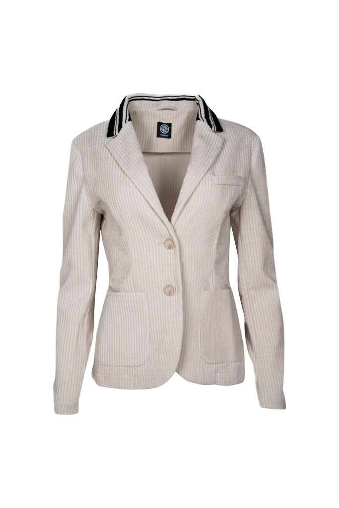 Eleganter, taillierter Blazer in Creme mit feiner Cordstruktur, zwei Knöpfen und aufgesetzten Taschen. Ein dunkelblauer Kragen mit dekorativen Streifen-Details rundet das stilvolle Design ab.