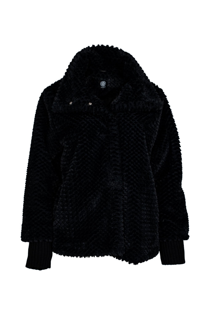 Schwarze Jacke aus weichem Kunstfell mit Stehkragen und strukturiertem Oberflächenmuster. Die Ärmelabschlüsse aus geripptem Strick sorgen zusätzlich für Wärme und Komfort. Ideal für stilvolle und gemütliche Outfits.