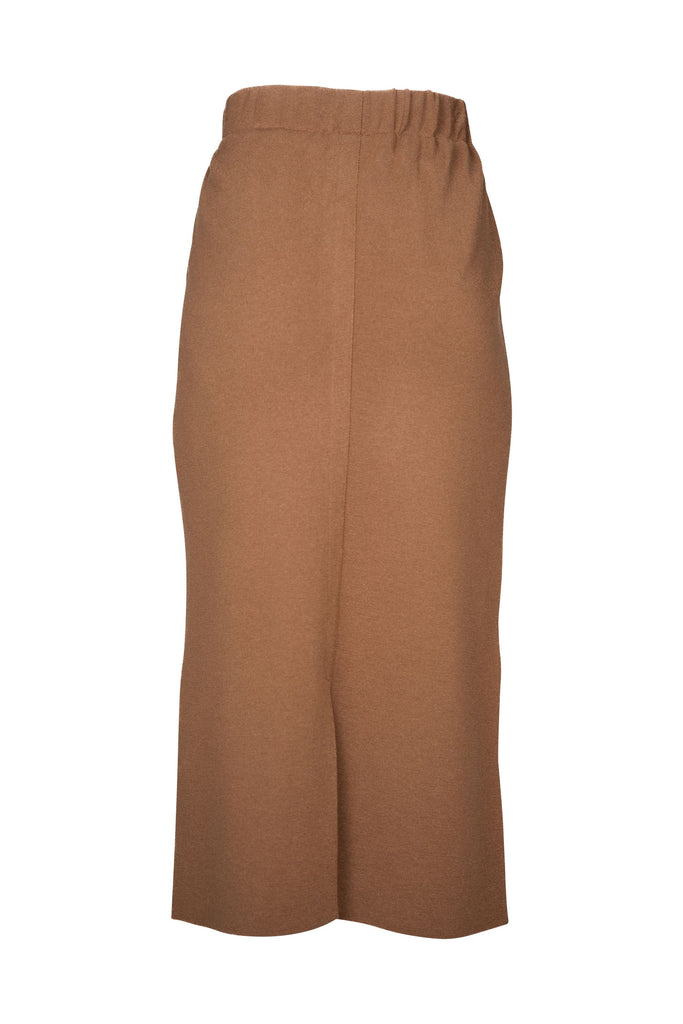 Rückansicht: Langer, brauner Strickrock in geradem Schnitt. Der Rock hat einen elastischen Bund ohne sichtbare Verschlüsse oder Verzierungen und reicht bis zu den Knöcheln. Das Strickmaterial ist fein strukturiert und dehnbar.
