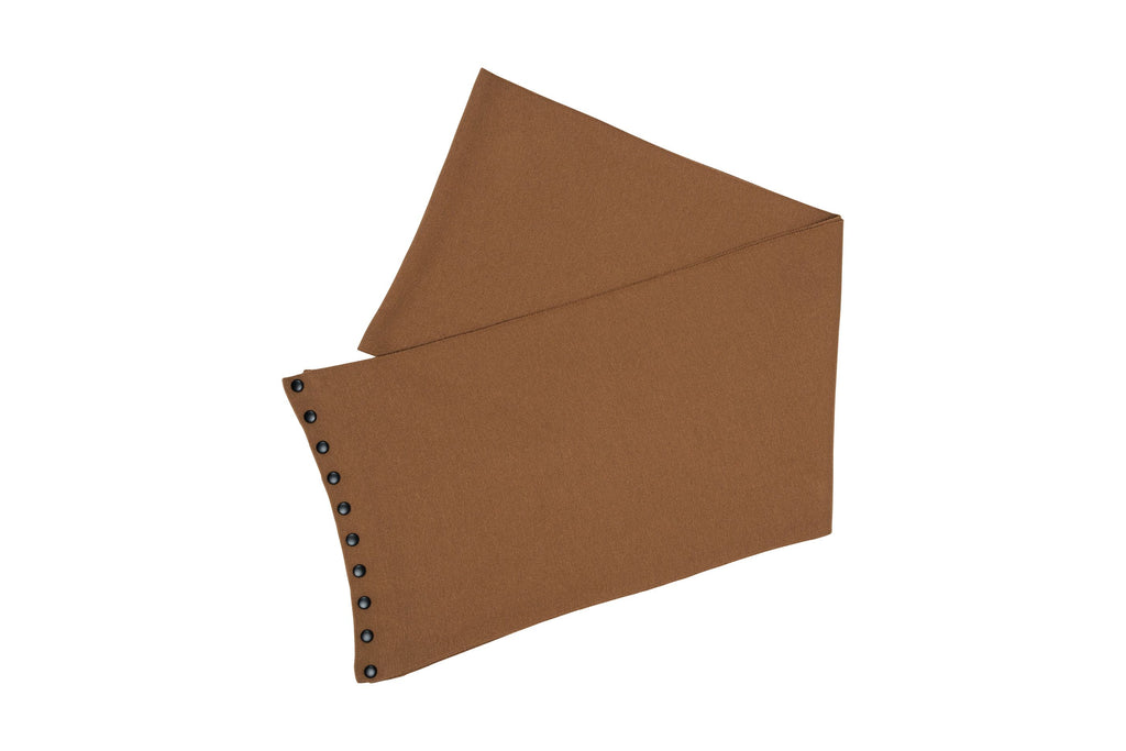 Brauner Strickschal in asymmetrischer Form, verziert mit einer Reihe schwarzer Ziernieten entlang einer Seite. Der Schal besteht aus leicht strukturiertem Material und lässt sich locker um den Hals legen oder kreativ drapieren.