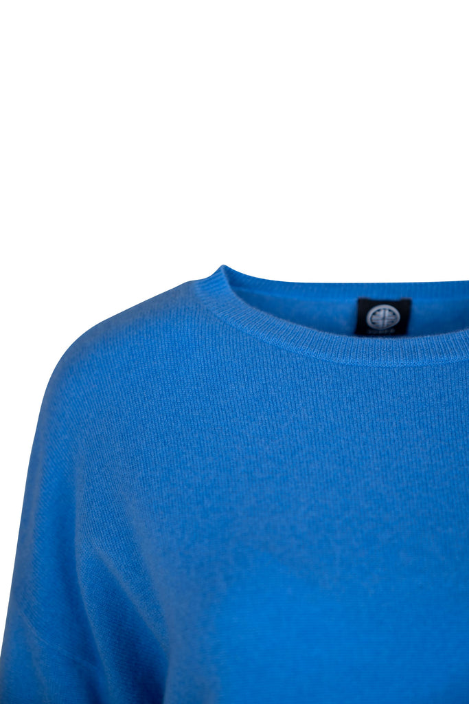 Detailansicht Schulter - Locker geschnittener Damenpullover in leuchtendem Blau mit Rundhalsausschnitt, langen Ärmeln und breiten Rippbündchen an Saum und Ärmeln.