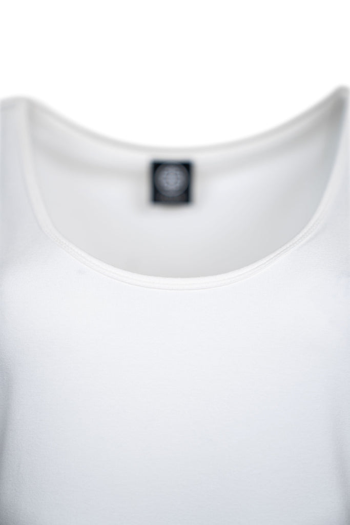 Detailansicht Ausschnitt - Ärmelloses Damen-Top in weiß mit Rundhalsausschnitt. Schlichtes, figurbetontes Design aus weichem Stoff – ideal als Basic-Oberteil für sommerliche Outfits oder zum Unterziehen.