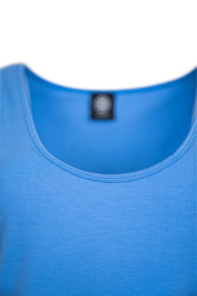 Detailansicht Ausschnitt - Ärmelloses Damen-Top in Hellblau mit Rundhalsausschnitt. Schlichtes Design aus leichtem, glattem Stoff – ideal für warme Tage oder als Basic unter Blazer oder Jacke.