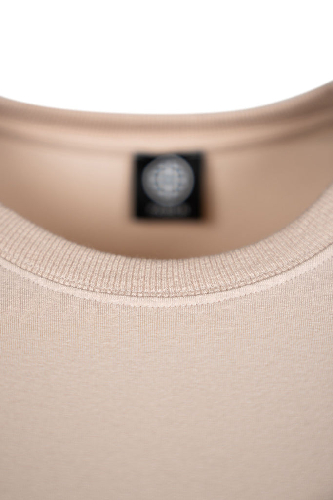 Detailansicht Kragen - Beiges Damen-T-Shirt mit Rundhalsausschnitt und halblangen Ärmeln, uni ohne Muster.