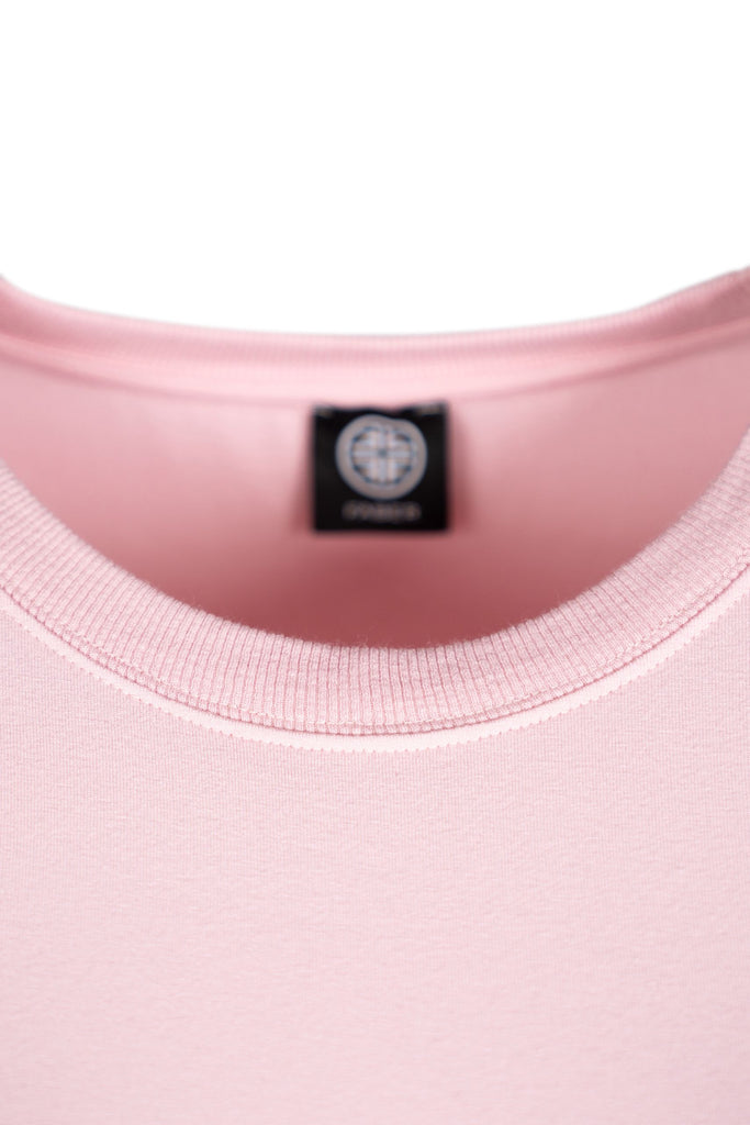 Detailansicht Kragen - Rosa Damen-T-Shirt mit Rundhalsausschnitt und halblangen Ärmeln, uni ohne Muster.
