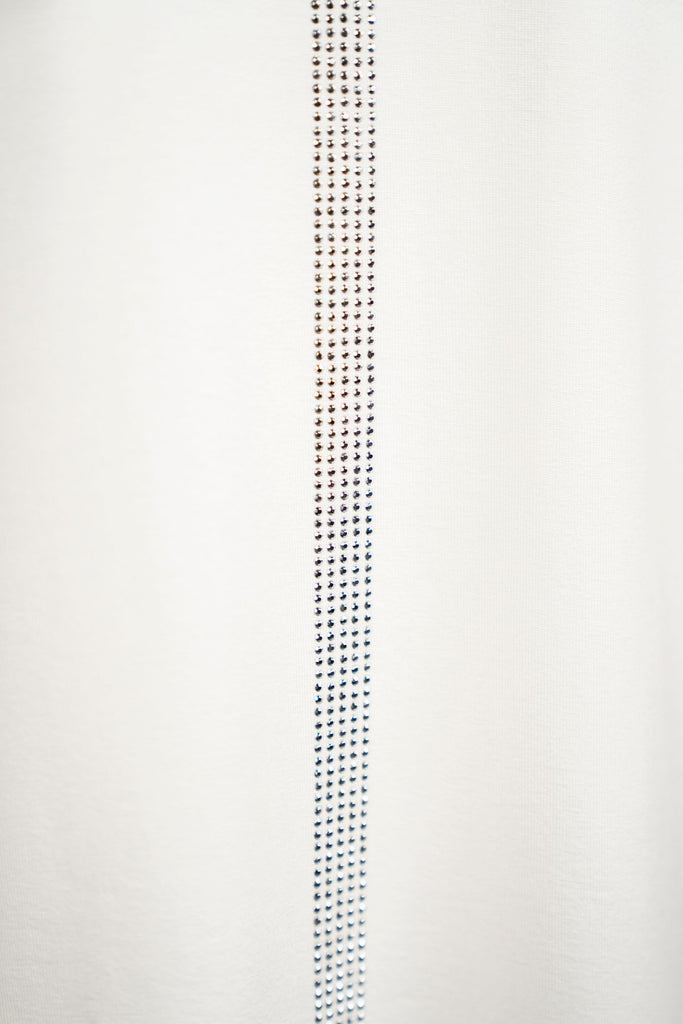 Detailansicht Strassbesatz - Weißes Damen-T-Shirt mit Rundhalsausschnitt, halblangen Ärmeln und vertikalem Strassbesatz in der Frontmitte.