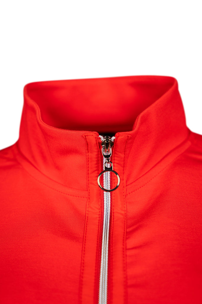 Detailansicht Kragen - Sportliche Damenjacke in kräftigem Rot mit durchgehendem Reißverschluss und Stehkragen. Die Jacke verfügt über seitliche Eingrifftaschen und einen Tunnelzug am Saum zur individuellen Anpassung. Ideal für einen aktiven Freizeit-Look.