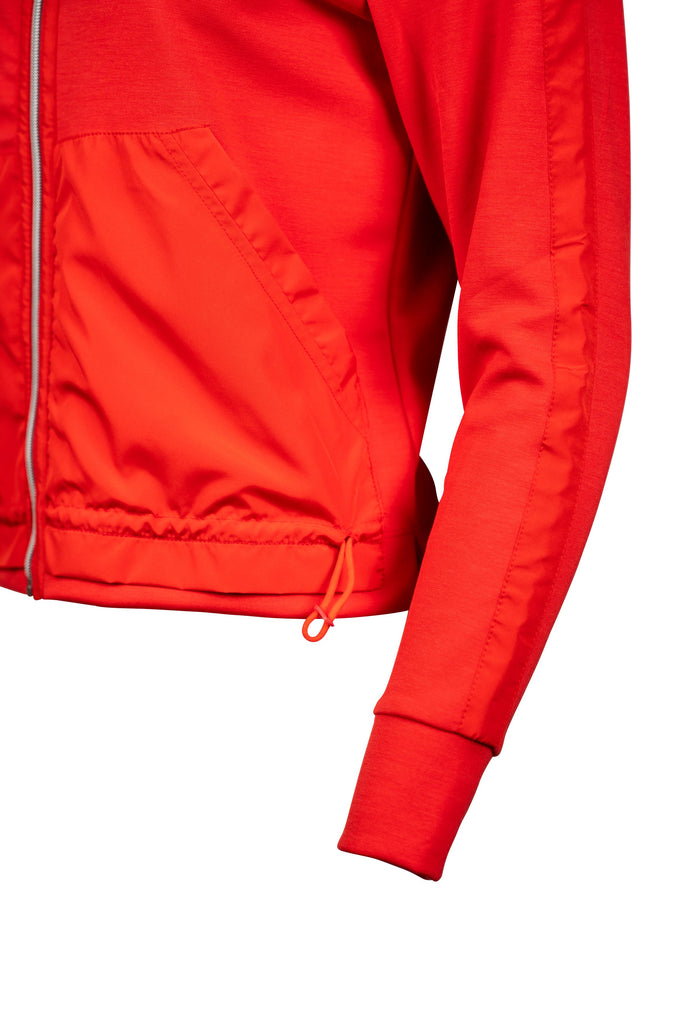 Detailansicht Ärmel - Sportliche Damenjacke in kräftigem Rot mit durchgehendem Reißverschluss und Stehkragen. Die Jacke verfügt über seitliche Eingrifftaschen und einen Tunnelzug am Saum zur individuellen Anpassung. Ideal für einen aktiven Freizeit-Look.