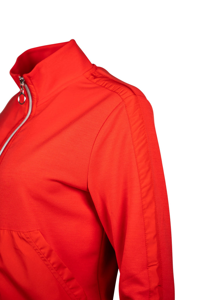Detailansicht Schulter - Sportliche Damenjacke in kräftigem Rot mit durchgehendem Reißverschluss und Stehkragen. Die Jacke verfügt über seitliche Eingrifftaschen und einen Tunnelzug am Saum zur individuellen Anpassung. Ideal für einen aktiven Freizeit-Look.