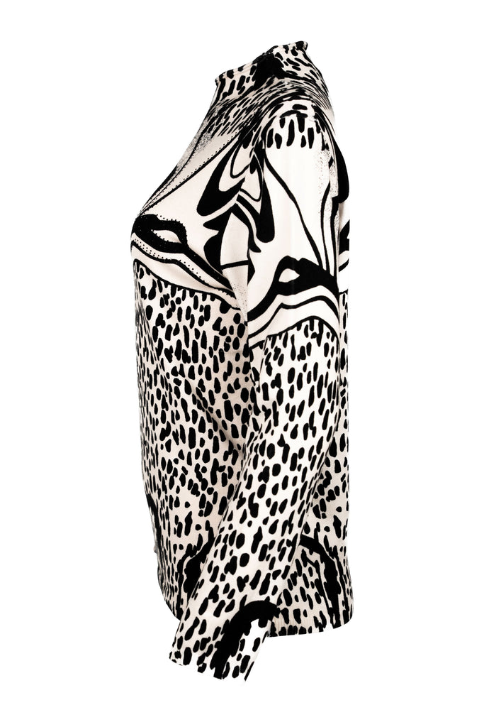 Seitenansicht - Langarmshirt mit Stehkragen und auffälligem Schwarz-Weiß-Print. Das Design kombiniert abstrakte Linien mit Animal-Print-Elementen und floralen Details zu einem modernen, grafischen Statement-Piece.