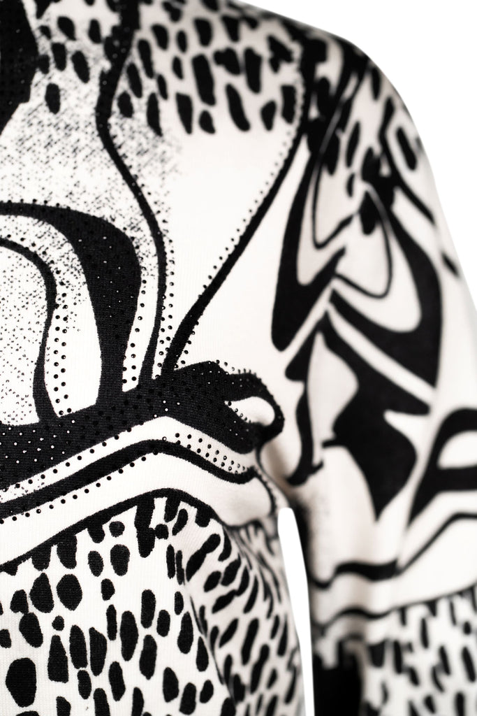 Detailansicht Druck - Langarmshirt mit Stehkragen und auffälligem Schwarz-Weiß-Print. Das Design kombiniert abstrakte Linien mit Animal-Print-Elementen und floralen Details zu einem modernen, grafischen Statement-Piece.
