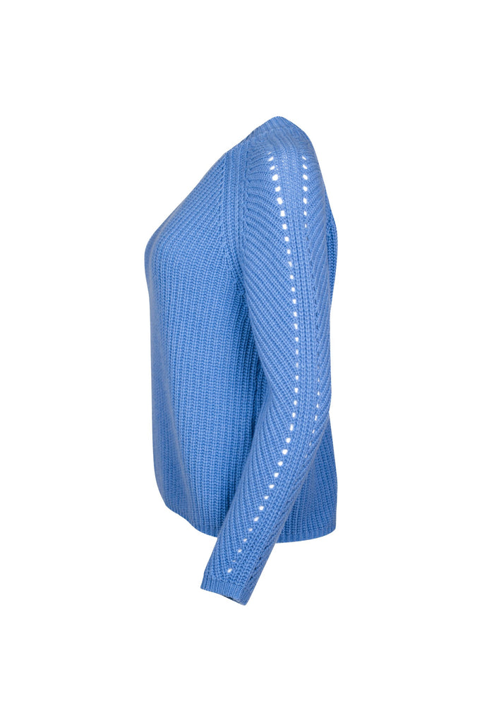 Detailansicht: Hellblauer Damenpullover aus grobem Strick mit Rundhalsausschnitt und langen Ärmeln. Der Pullover hat eine gerade, körpernahe Passform und ist ohne sichtbare Muster oder Verzierungen gestaltet.